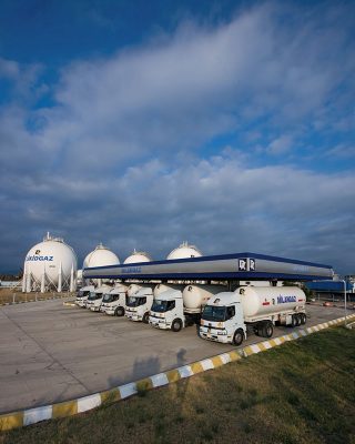 Mustafa Turgut tarafından çekilmiş, Kocaeli Körfez'de bulunan Likitgaz ve Milangaz'ın dev LPG depolama küreleri ve nakliye kamyonları