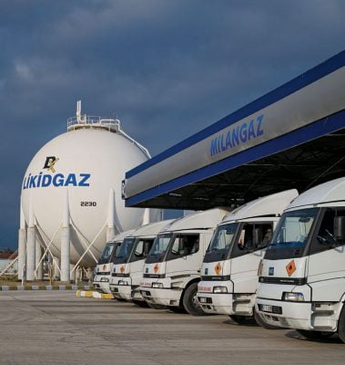 Mustafa Turgut tarafından çekilmiş, Kocaeli Körfez'de bulunan Likitgaz ve Milangaz'ın dev LPG depolama küreleri ve nakliye kamyonları