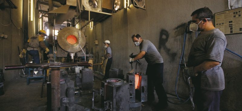 Demirören Ağır Sanayi katalogları, web siteleri ve reklamları için Demirören Tüp Fabrikası'nda Mustafa Turgut tarafından çekilen döküm işçilerinin fotoğrafları