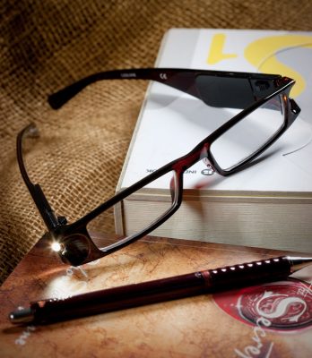inplato'da Mustafa Turgut tarafında çekilmiş Lightglass ışıklı okuma gözlükleri reklam fotoğrafı