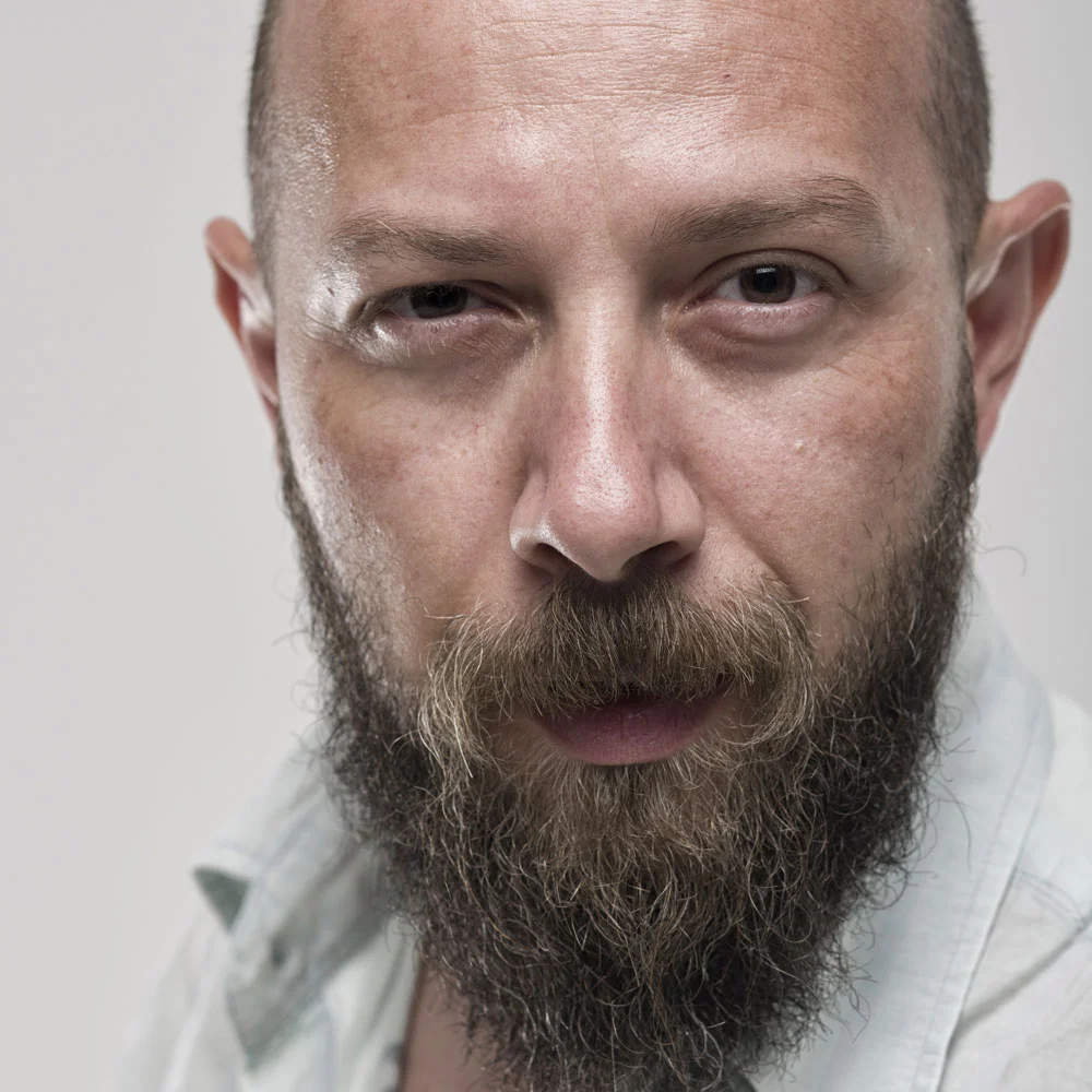 Film yönetmeni Soydaner Gündoğdu'nun inplato stüdyolarında Mustafa Turgut tarafından çekilmiş yakın plan portre fotoğrafı