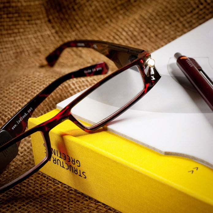 inplato'da Mustafa Turgut tarafında çekilmiş Lightglass ışıklı okuma gözlükleri reklam fotoğrafı