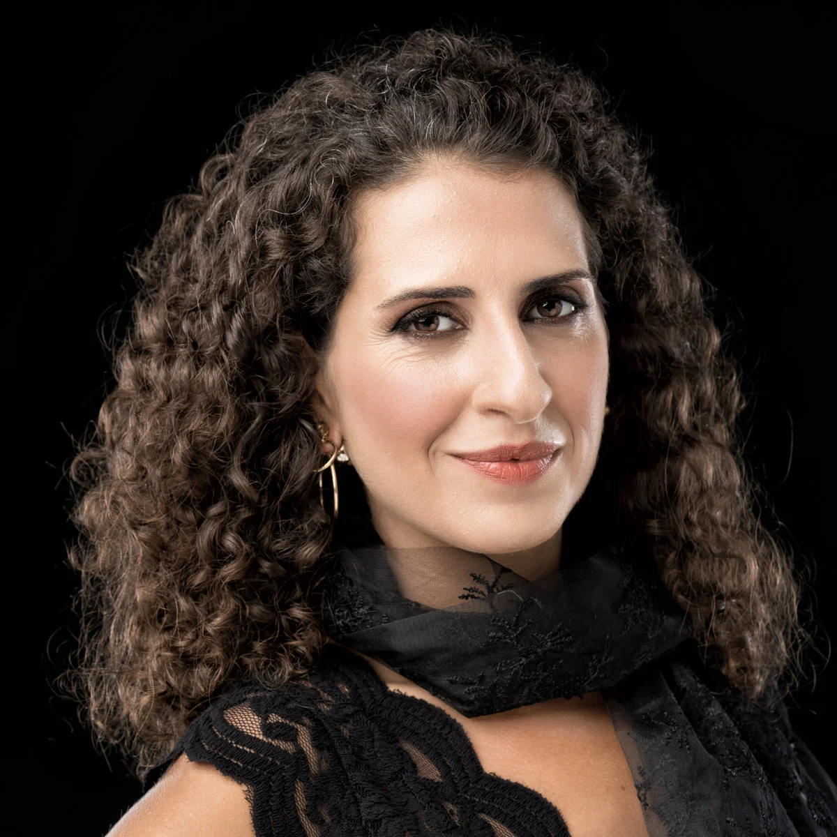 Almanya'da yaşayan mezzosoprano Mine Yücel'in Mustafa Turgut tarafından inplato stüdyolarında çekilmiş portresi